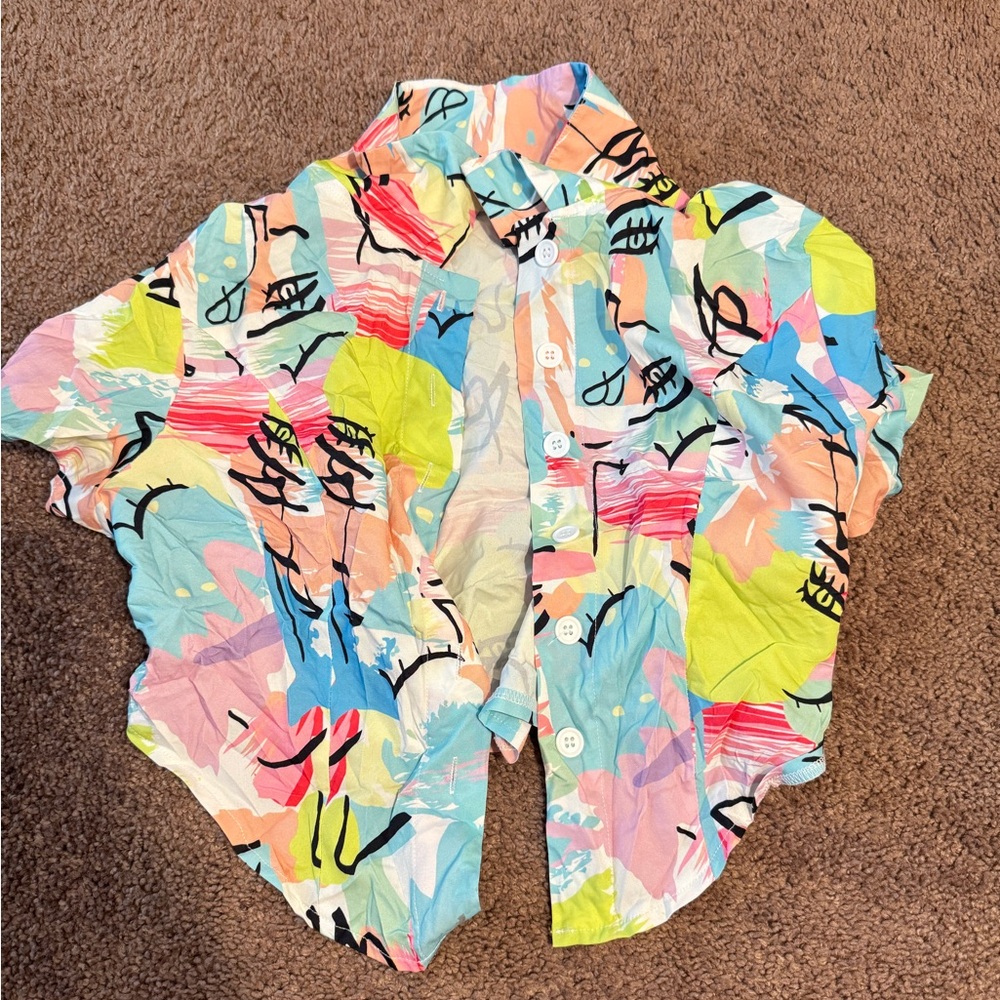 Abstract Face Print Button-Up Crop Top – Size M 🎨